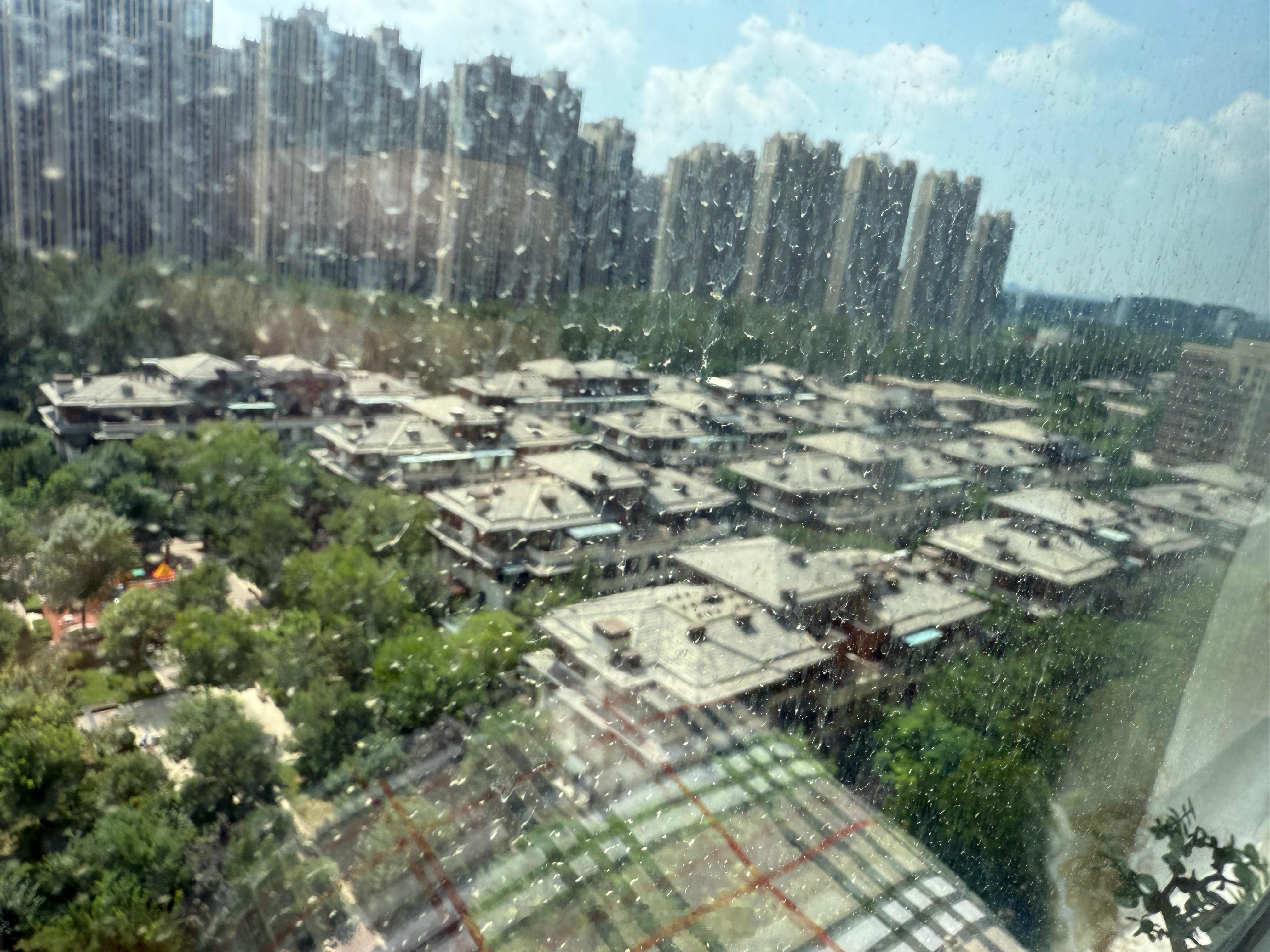 另一套郊区的房子一直没有收房当时买的一万多一平如今现在8000多了旁边的叠拼也便