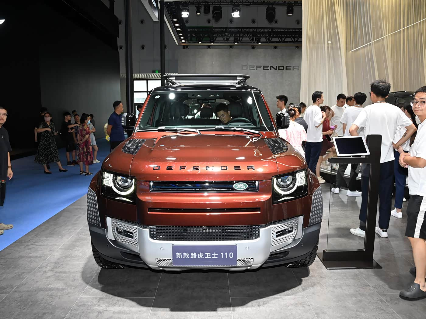 官方至高降幅20.19万元，路虎卫士110推出限时价64.8万元起。