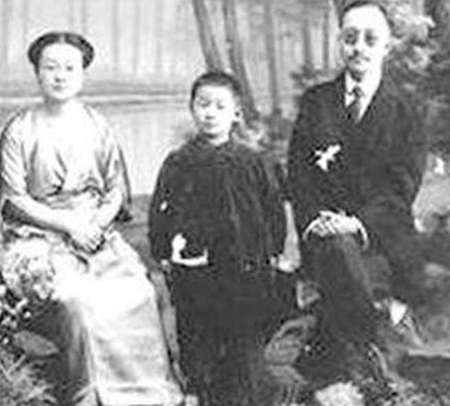 1924年，北大教授章士钊在外面有了女人，妻子吴弱男上门索要说法，不料丈夫却说：