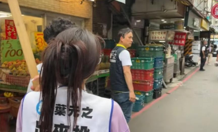 叶元之扫街遇绿蛙呛声反呛“罢免赖清德”国民党立委叶元之今天（20日）继