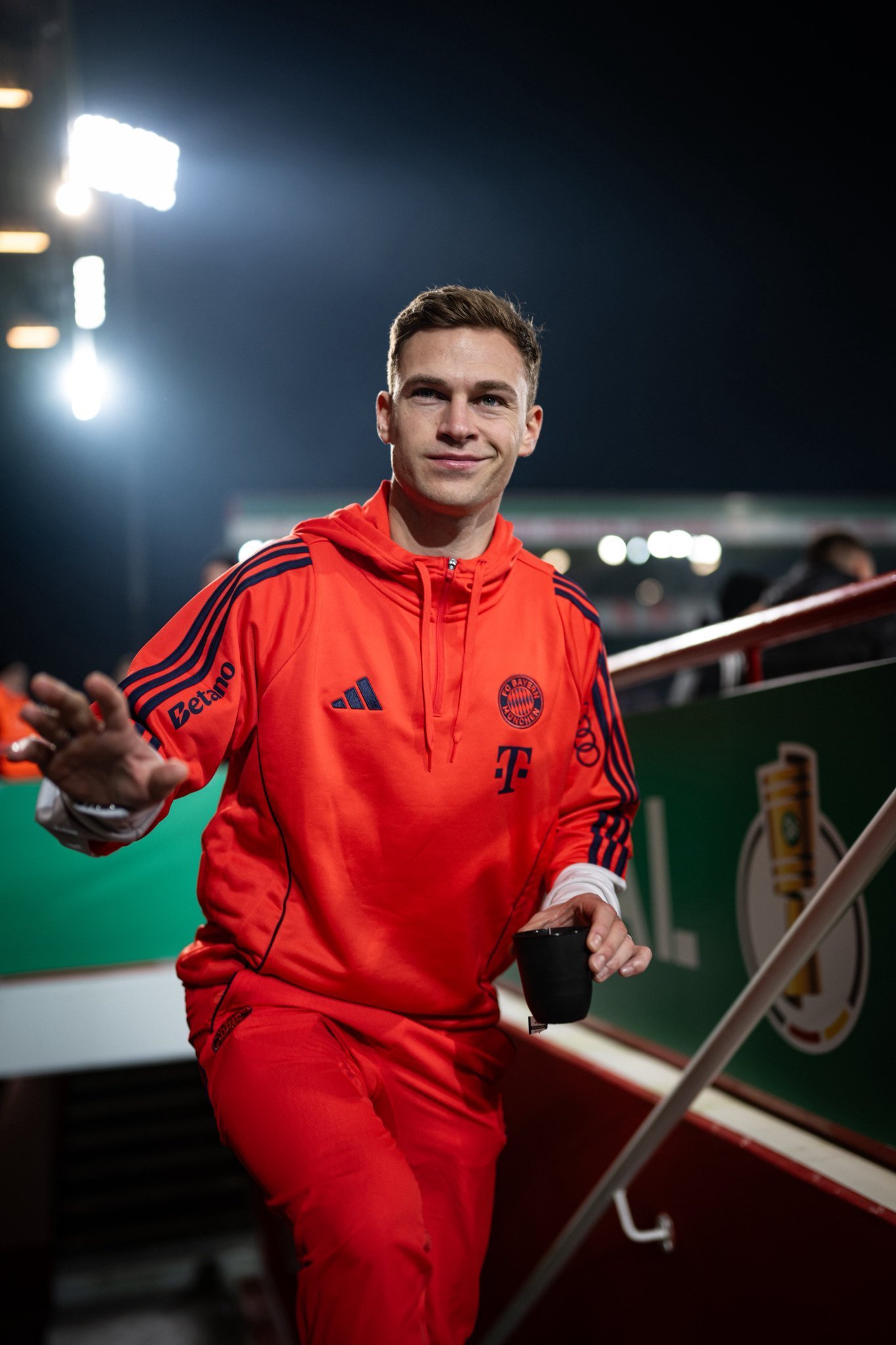 烙饼中场确实是走颜值路线的