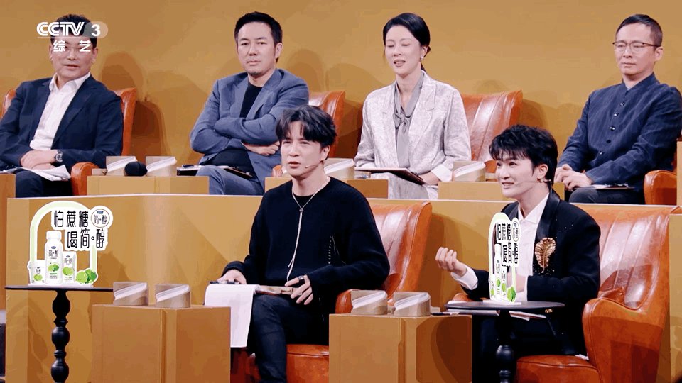 薛之谦周深耳返失灵被迫盲唱舞台事故的惊险，被薛之谦和周深化解为一句云淡风轻的“