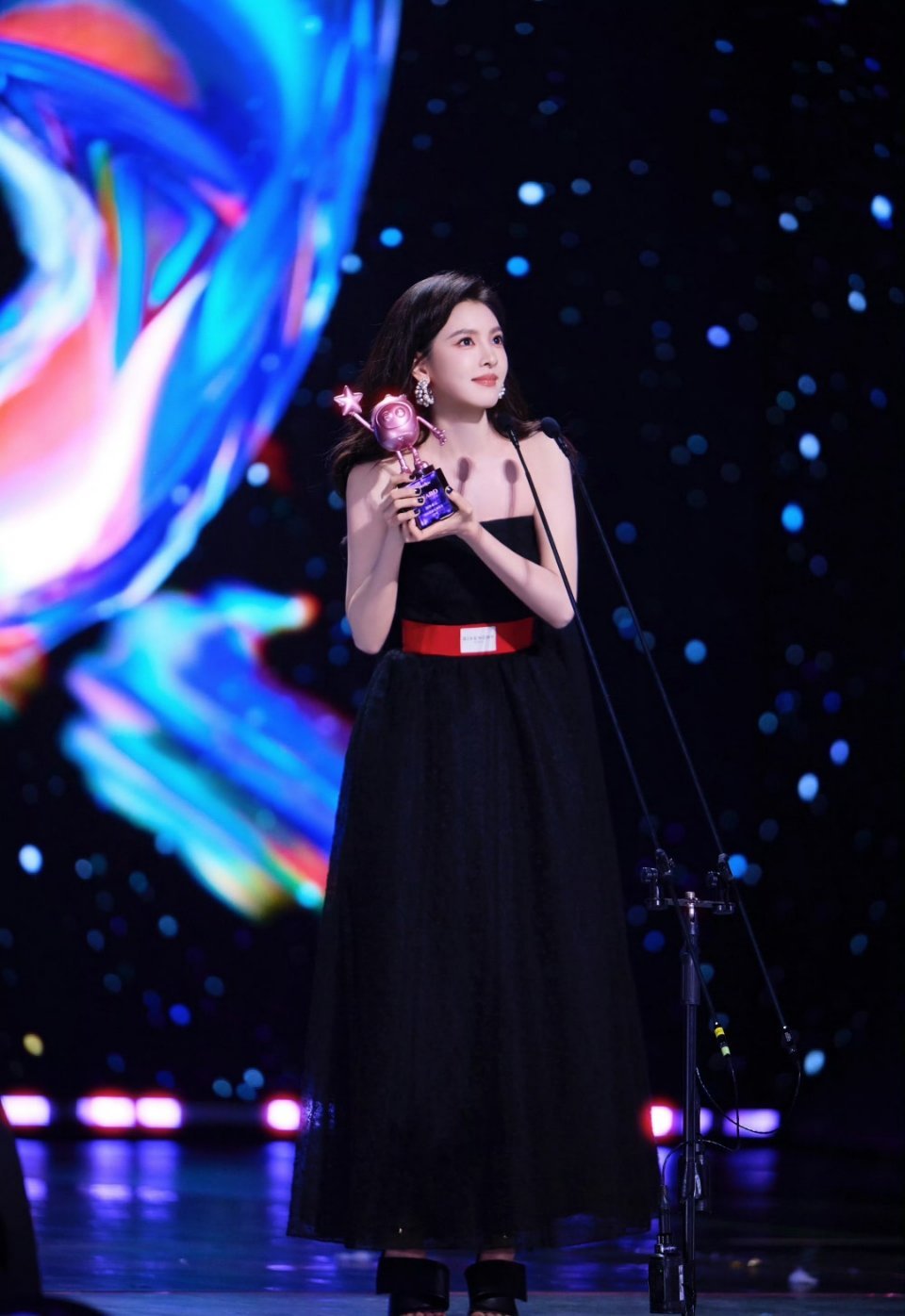 章若楠内场这套好好看章若楠在内场的造型格外亮眼，她这身造型完美展现了多元风格魅力