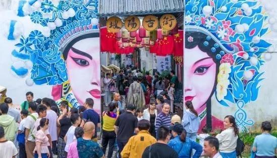 官媒发话了！这次罕见地把话挑明：居民收入弱，不能再只喊大家掏钱了！10月5日，人