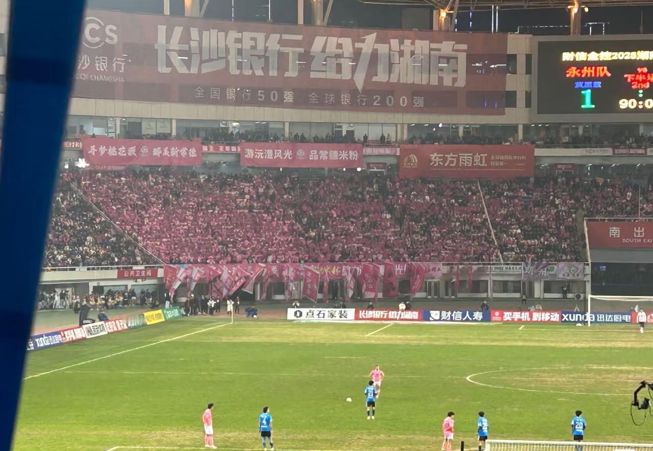 湘超总决赛中的一个画面。当时常德队已经0:1比分落后，常德队赵文狄主罚前场任意球