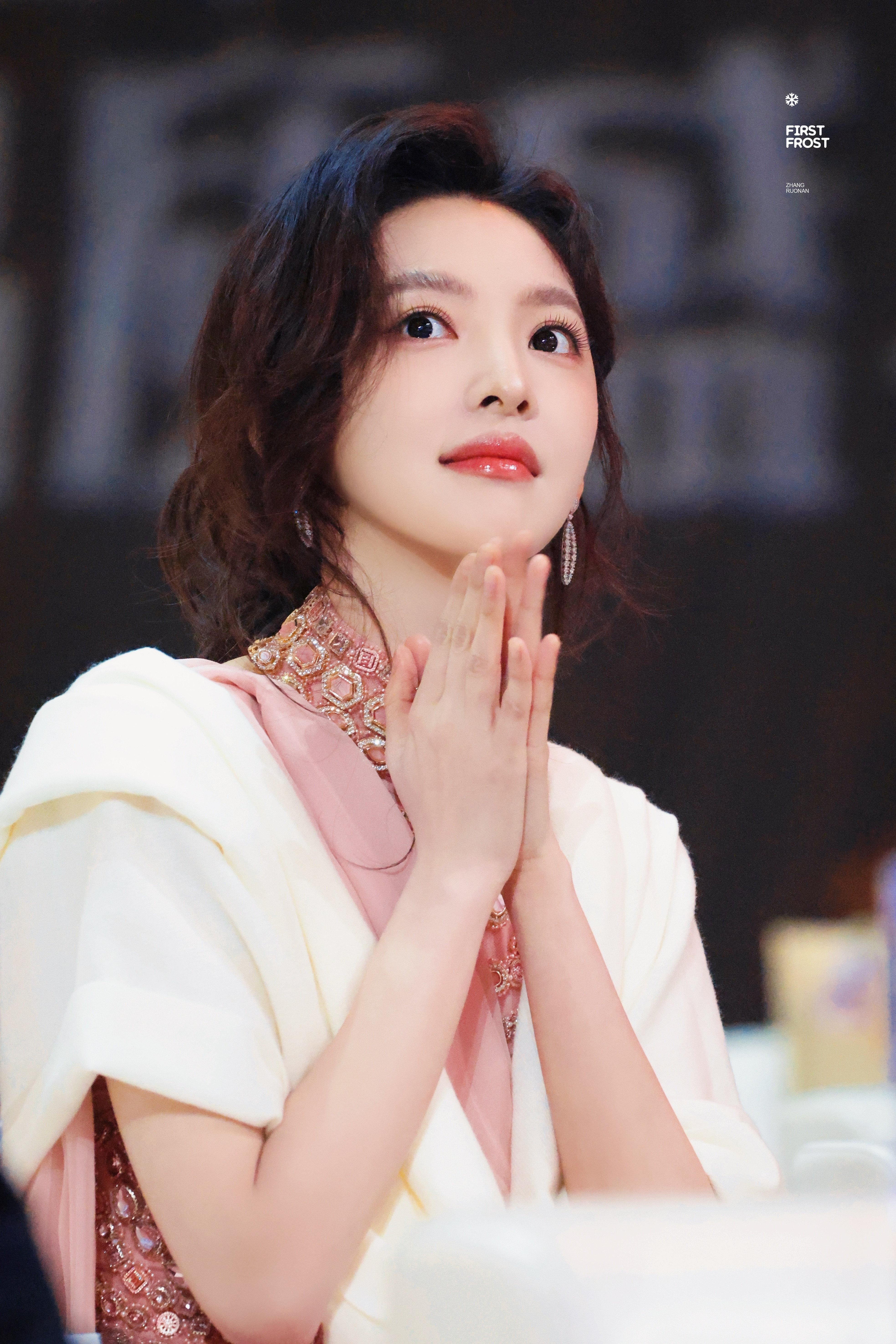 章若楠粉雾漫过裙裾，珠钻缀满温柔，一步一顾盼皆是人间绝色。