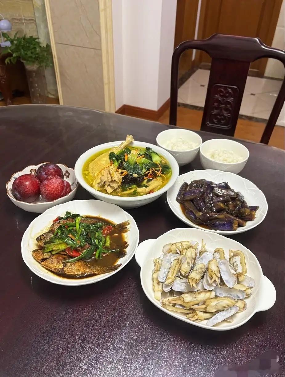 两个老年人的日常午餐，这放全国普通家庭算是什么生活水平？