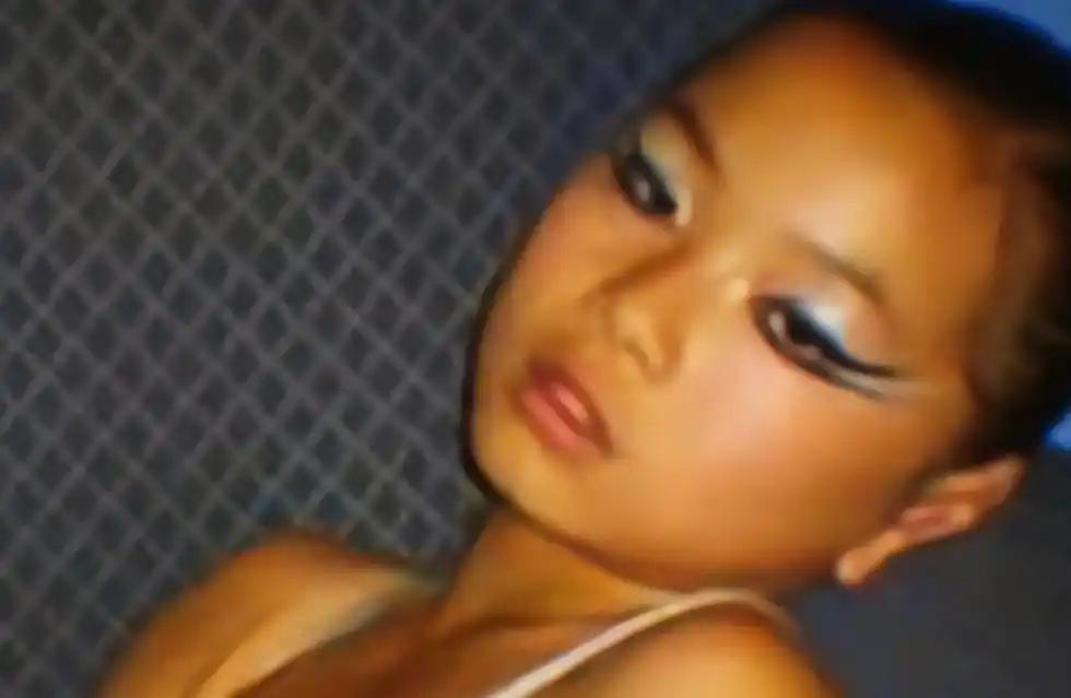 西班牙夫妇领养贵州女娃，12年后孩子身亡，养父电脑里的照片撕开伪装2001