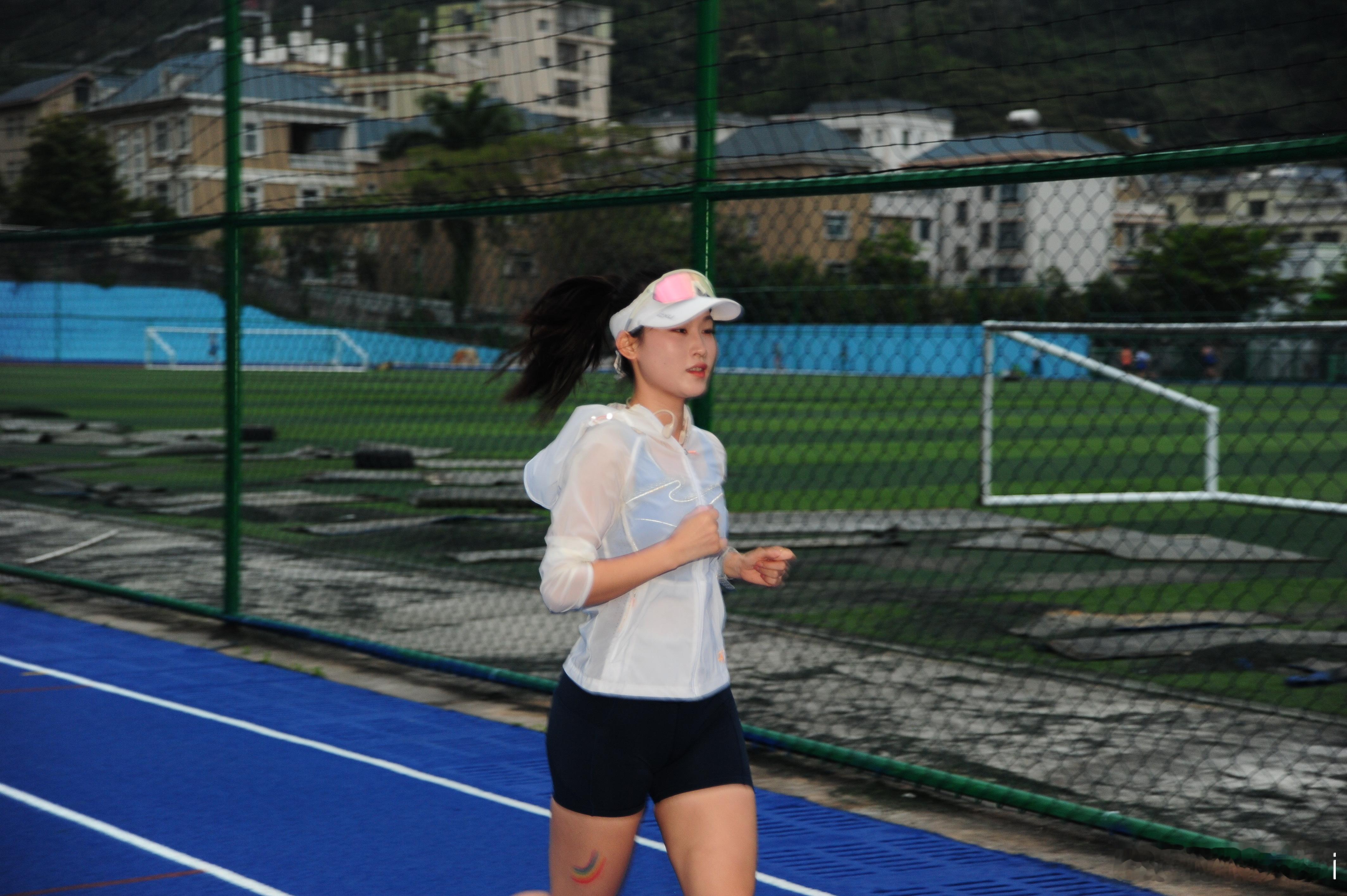 坚持下再坚持下跑得每一步都算数吃饭跑步和恋爱全民runninglove即刻开跑