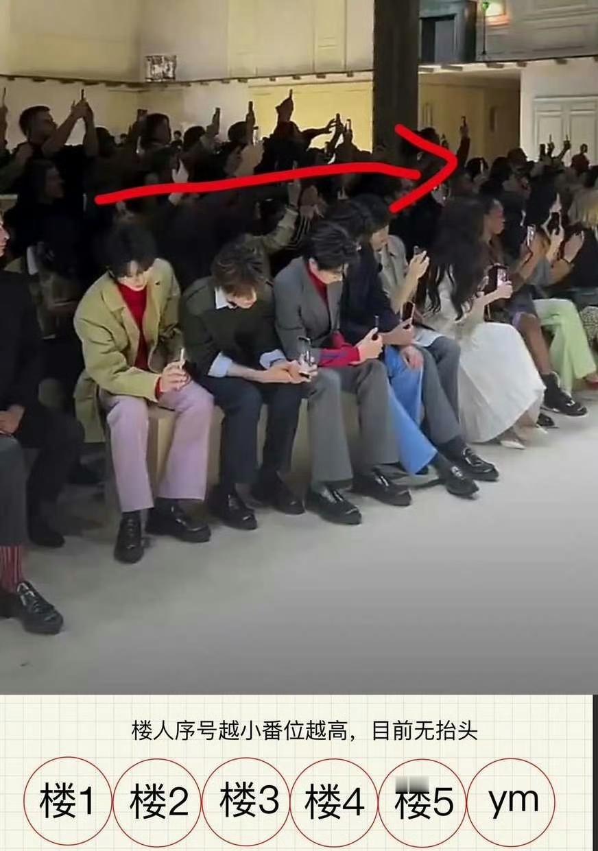 继抢C位事件之后，杨幂Prada看秀座位被嘲笑了。杨幂看秀的位置靠边上，网友分