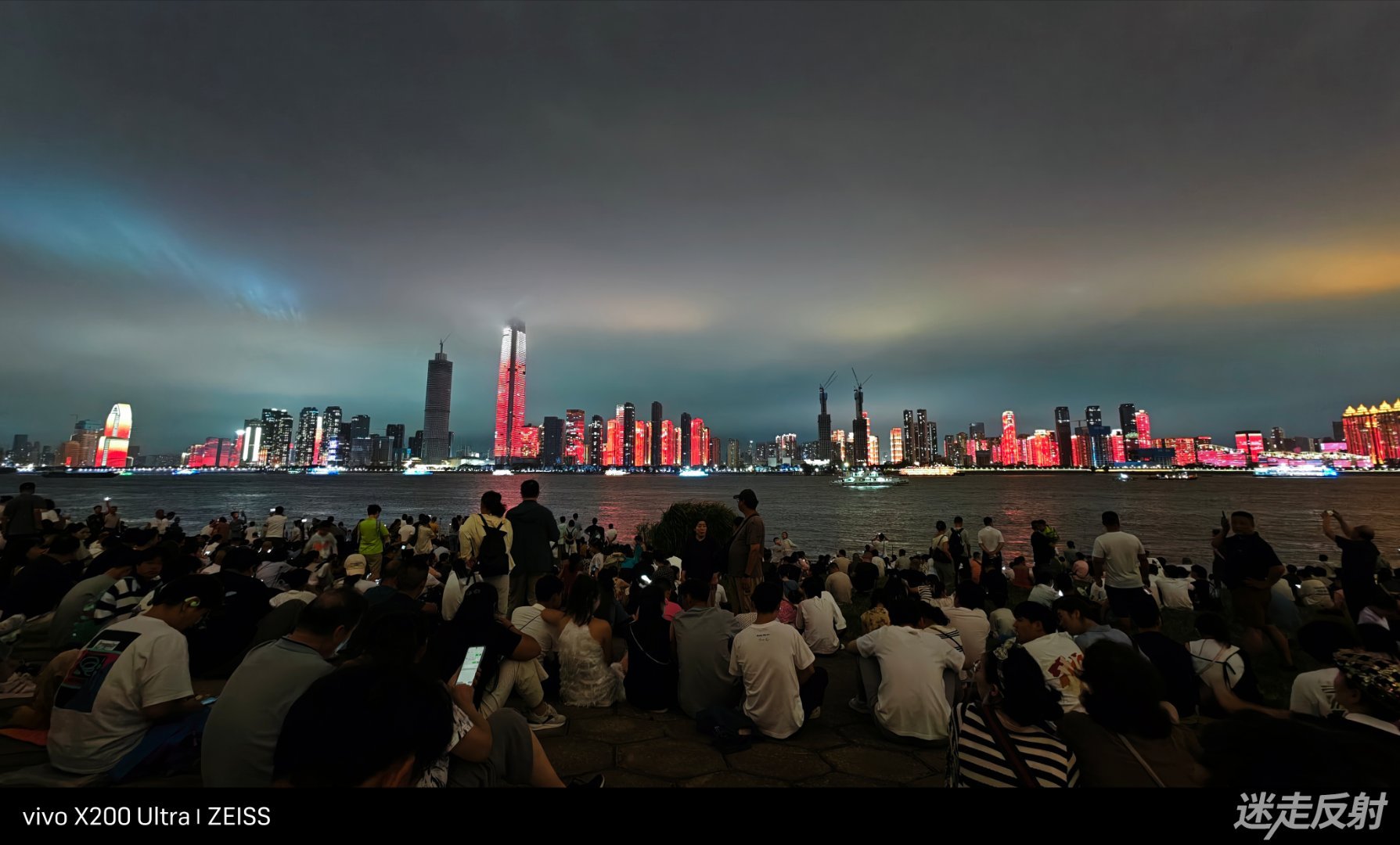 武汉烟花秀结束了，用相机拍的视频，剪辑下再发吧[滑稽笑]​​​