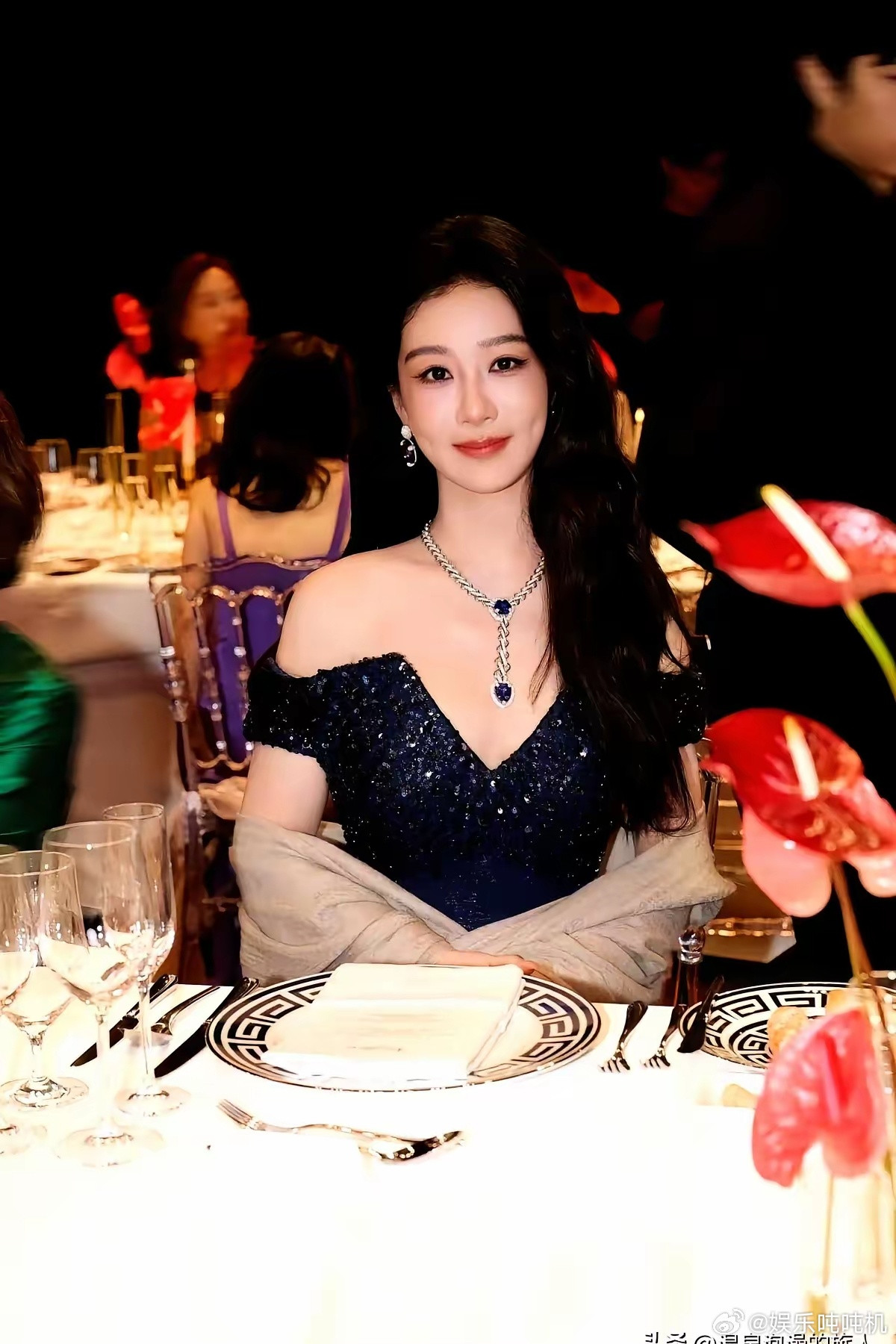 杨紫的饼，吃到2027年都吃不完。手握现代剧《人生路上》，丁梓光执导，水阡墨王雄