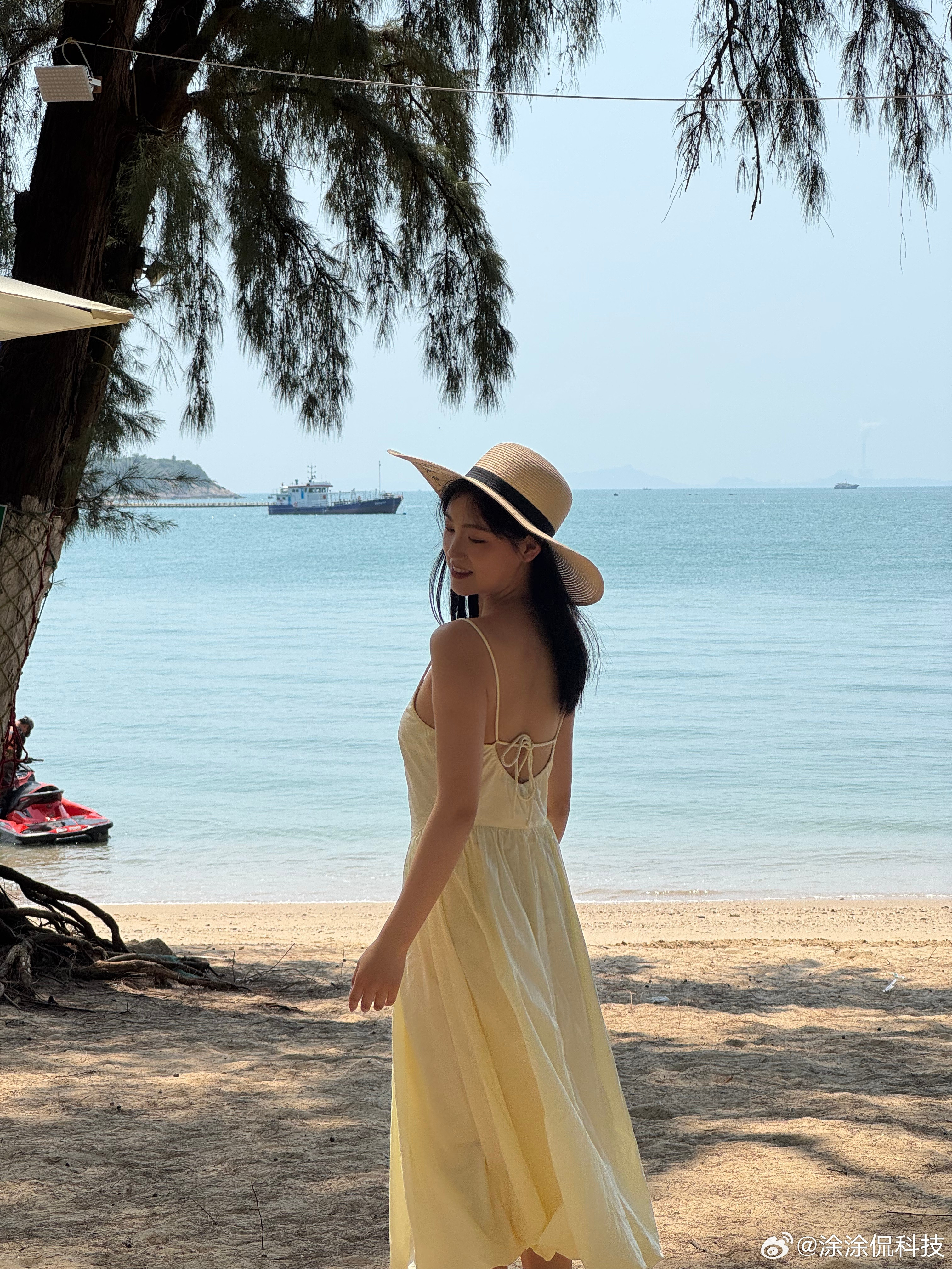 奔向大海，拥抱一整个夏天的快乐！浪花冲走烦恼，海风送来自由，玩得超尽兴！元气充值
