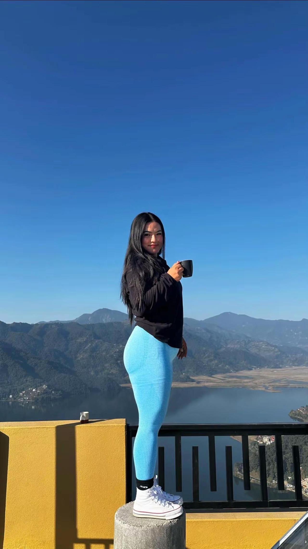 爬山登山户外徒步徒步山顶看风景