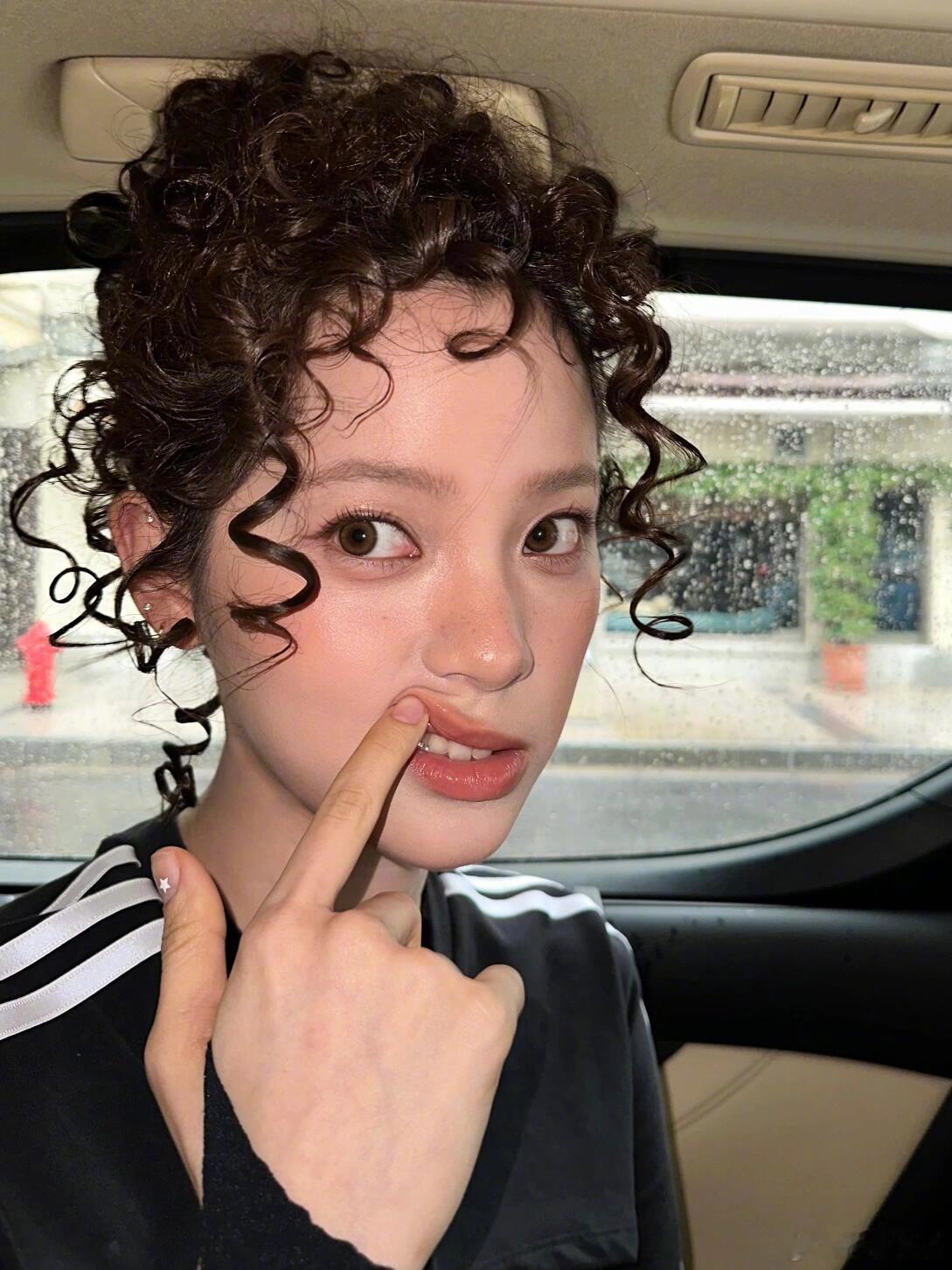 差点没认出这是欧阳娜娜，羊毛卷造型好潮好有美式复古的调调！！​​​