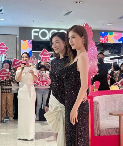 没想到32岁的吴千语竟然被50岁的余诗曼给秒杀。今天俩人在香港出席品牌活动，虽然