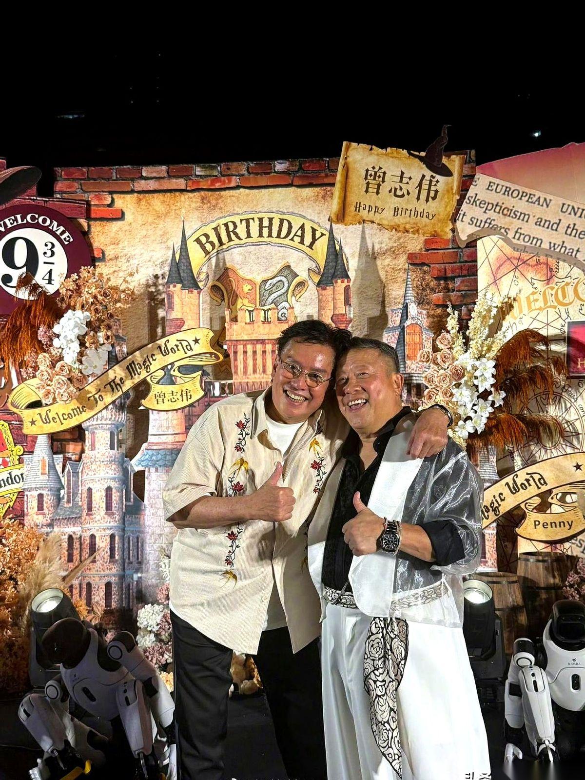 看到75岁的谭咏麟，我才明白什么叫“奔赴”。为了给73岁的曾志伟过个生日，他一