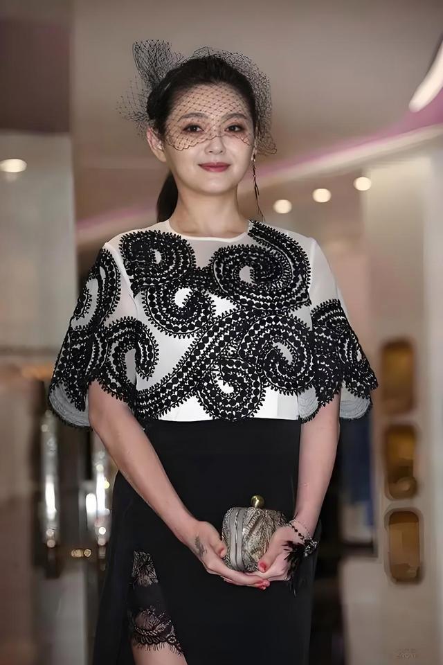 不得不说大s和小s真的很聪明，当年爆料他们西西的人是黄子佼，然而他们为了证明自