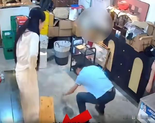 四川成都，一男子跟几个兄弟一起去火锅店喝酒，喝的醉醺醺的看到身材劲爆的女老板娘，