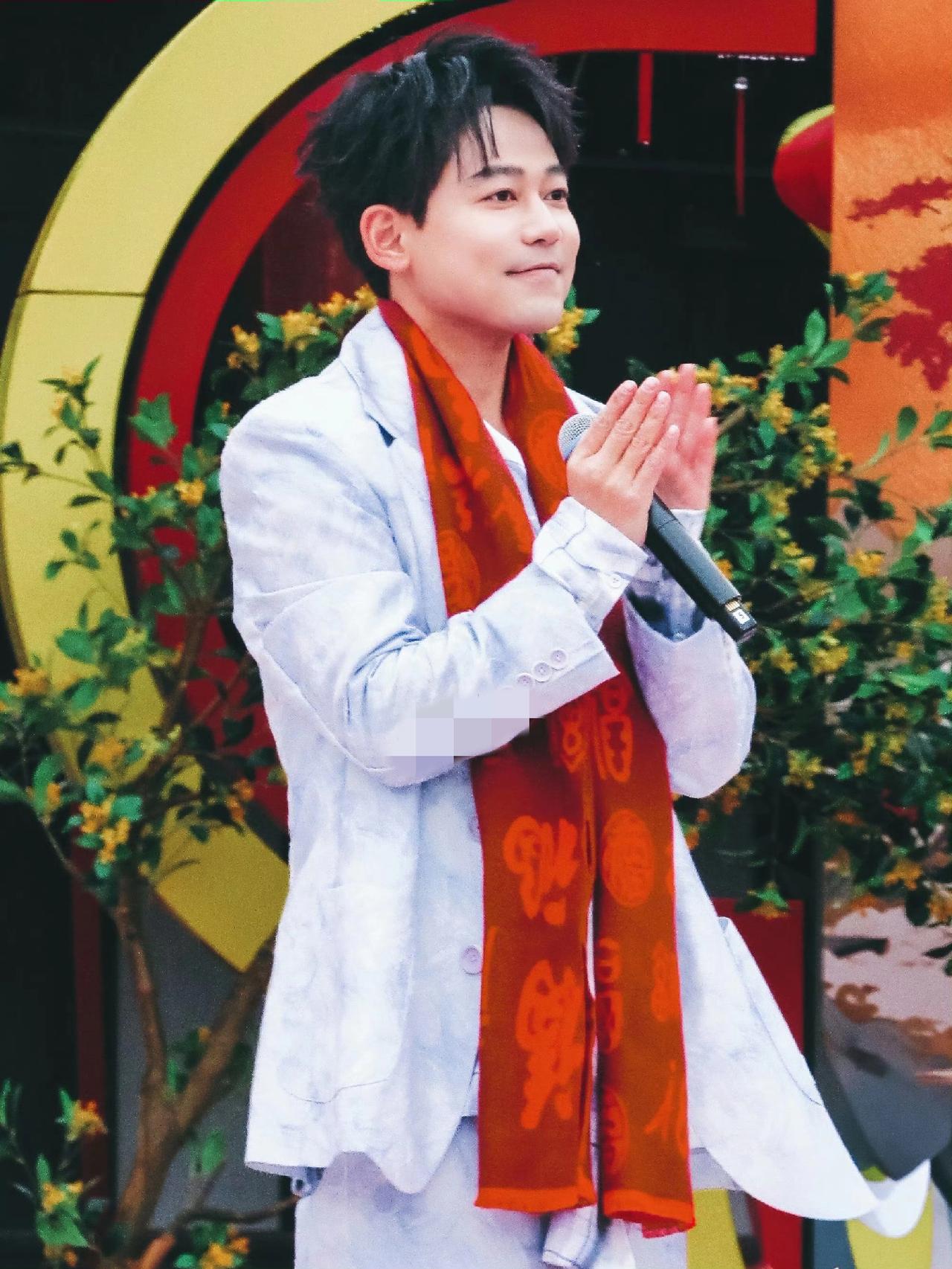 再就业男团今年的春节是彻底分道扬镳，各忙各的了！王铮亮独自一人上了央视春晚，距