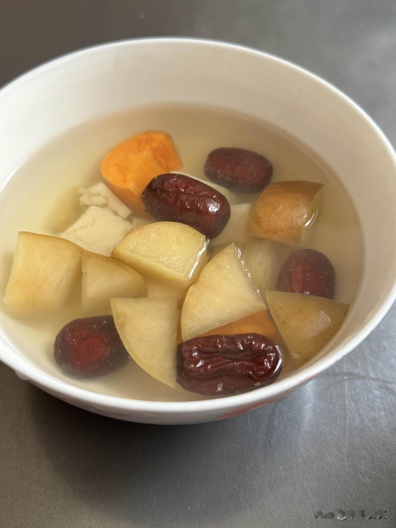 一碗甜汤，暖了胃也甜了心秋冬的凉意总来得猝不及防，可我的日子里，却总藏着一份