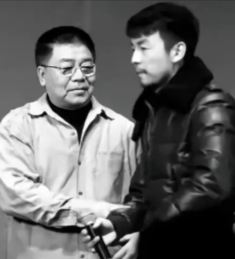 演员雷佳音说：我14岁就长到了1米79，那时候太叛逆了，在操场上支锅涮羊肉，早恋