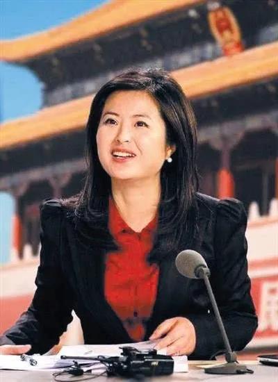 42岁的央视主持人张泉灵辞职后，趁60岁的老公不注意，带着147万存款，前往上海