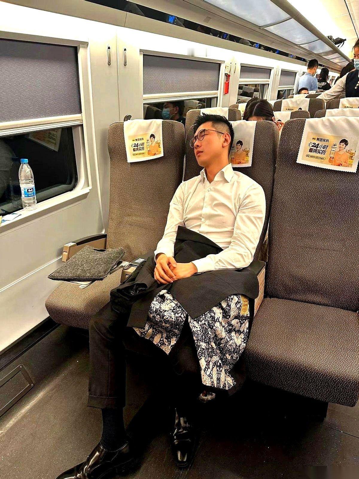 刷到一个帖子，差点没把我笑死。一个姑娘，在高铁上偷拍了个帅哥，穿个西装，睡得那