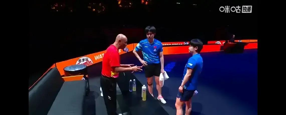 她脚踝肿得发亮，但裁判没喊停，对手也没留情。这是法兰克福混双半决赛最残酷的一