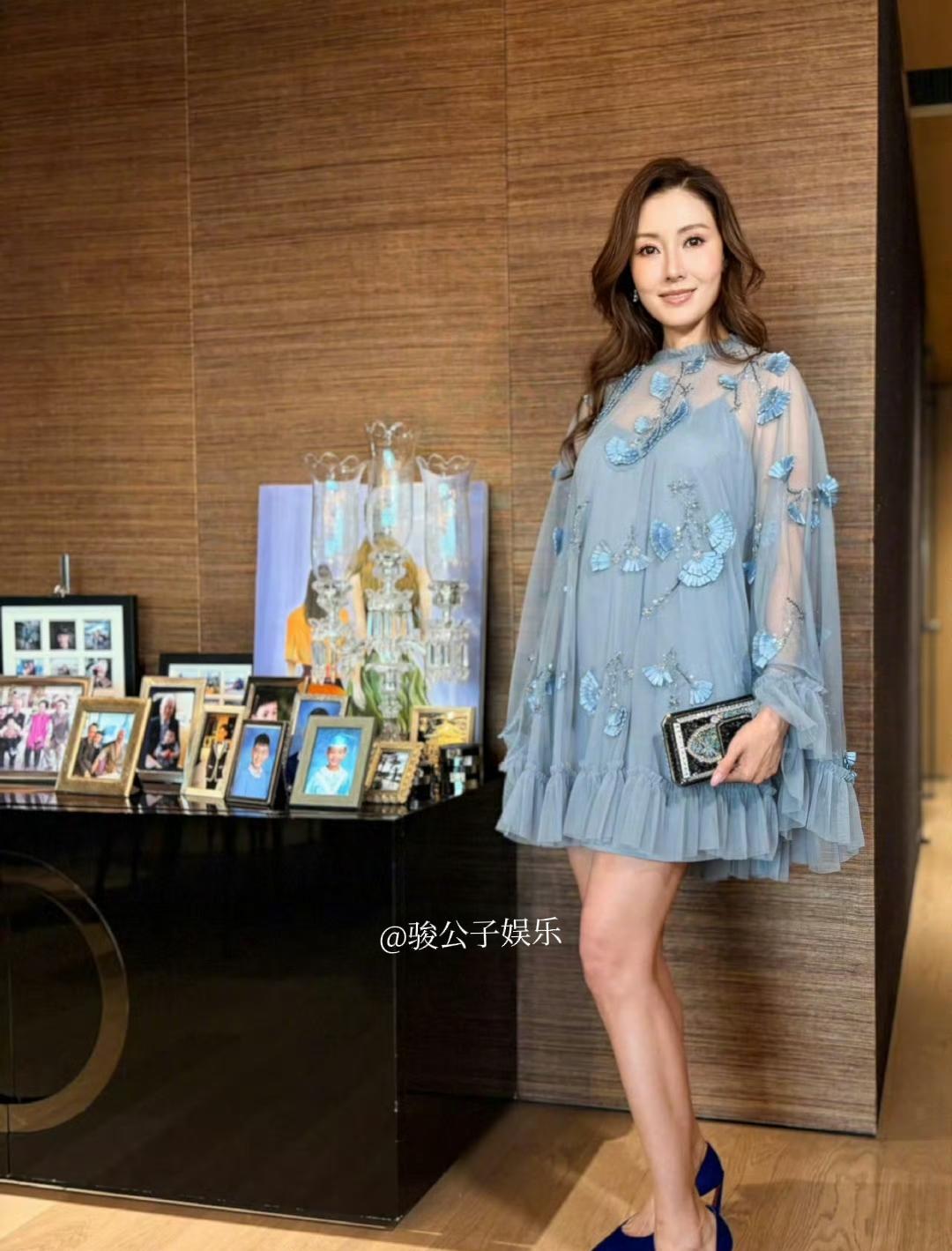 55岁的她仿佛是吃了防腐剂吧，状态也太好了！黑色高跟鞋和精致手包，尽显高级感。