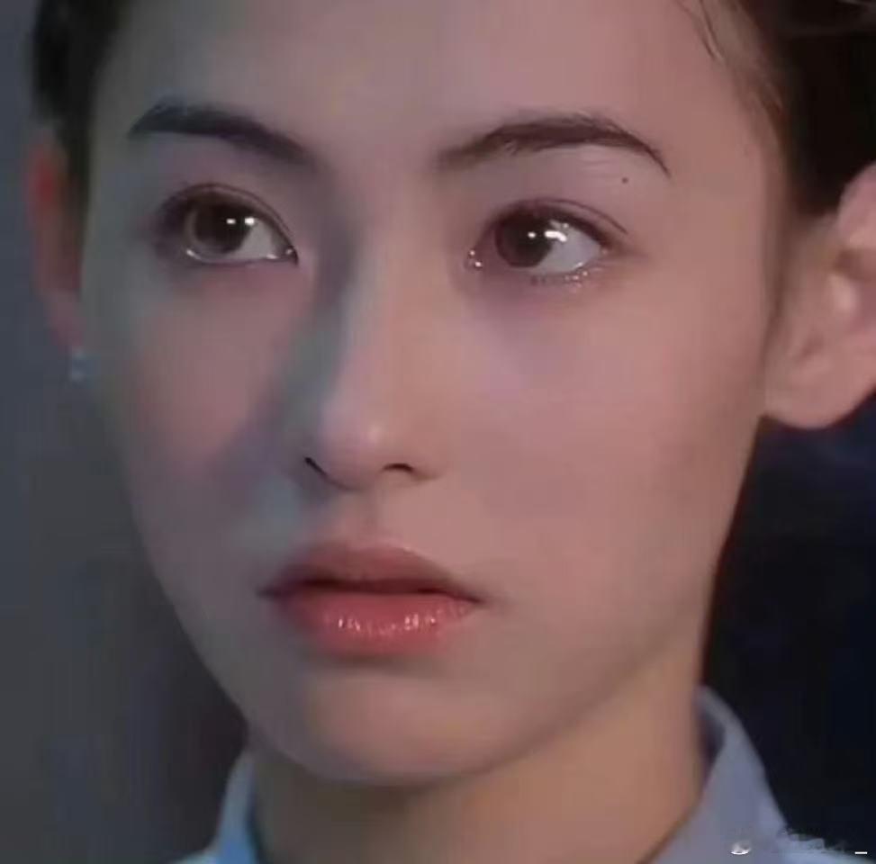 内娱就该多来点张柏芝式投喂真的被张柏芝的宠粉日常戳到了！机场见粉丝直接狂送礼物零