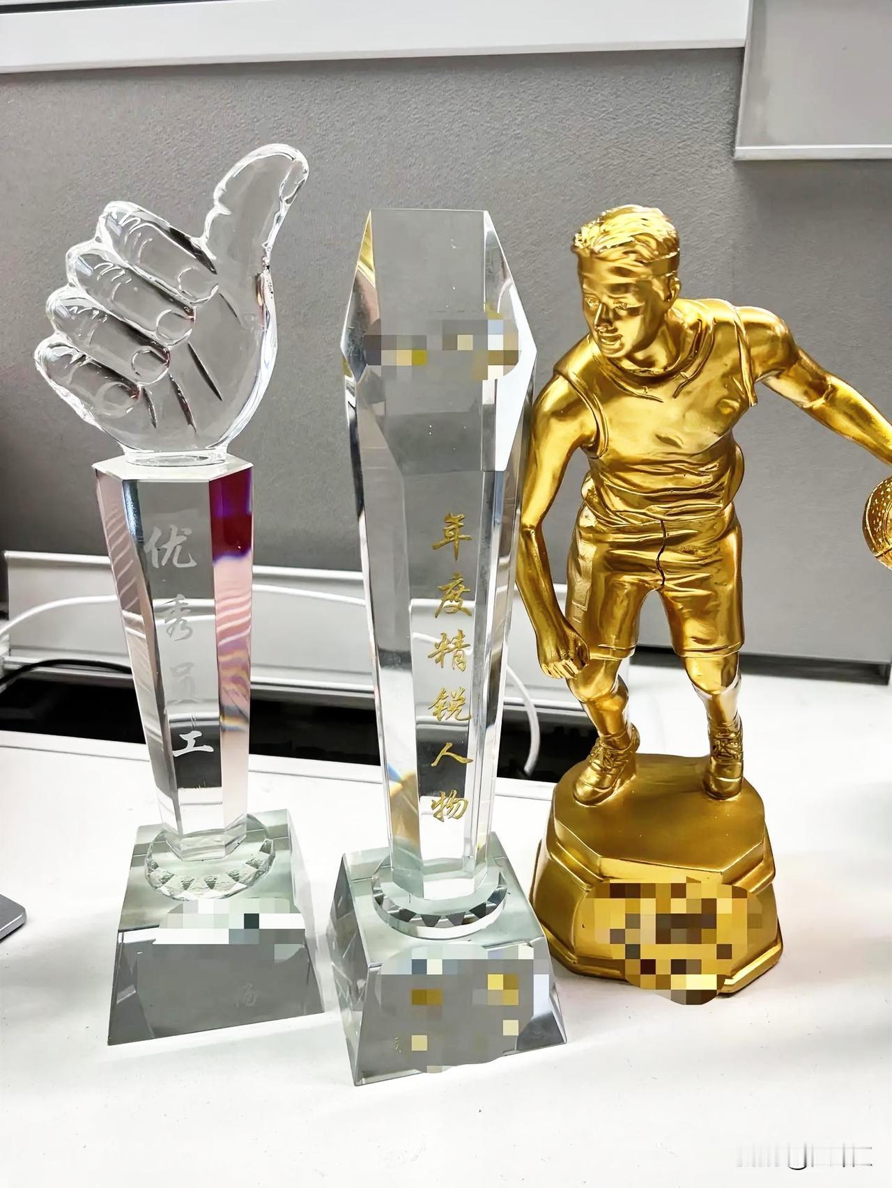 同事离职了，他把所有的东西都带走了。唯独留下了这些奖杯🏆，荣誉都是虚的，只