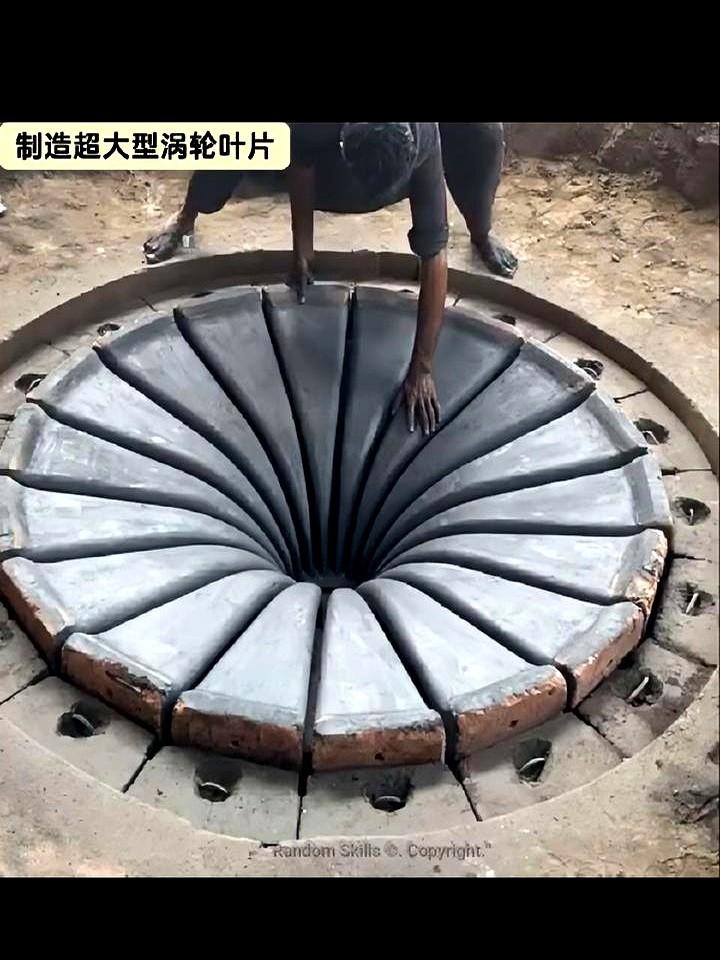 宝武的兄弟们，脚底板都烫出泡了，还在穿那双破胶鞋？我刷到个视频巴基斯坦钢厂工