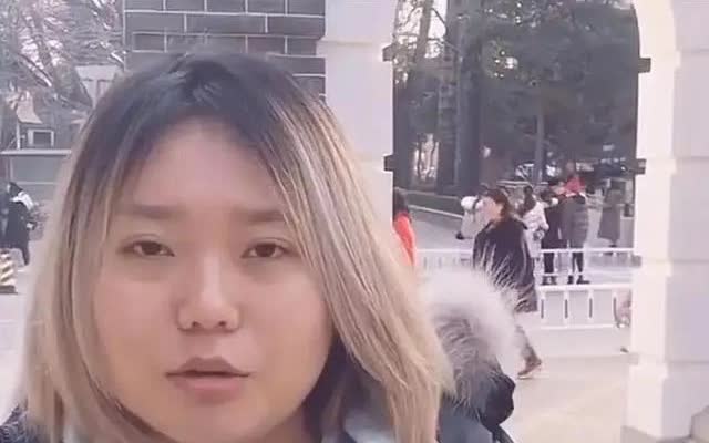 李雪琴、金靖、傅首尔都是同一个面相，看着很憨厚的样子，其实扮猪吃老虎！
