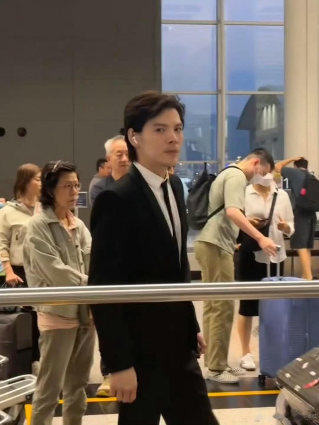 向佐变帅了向佐这是去油成功了，西装革履穿的真的有点帅，以前的造型真是太迷惑抽象。
