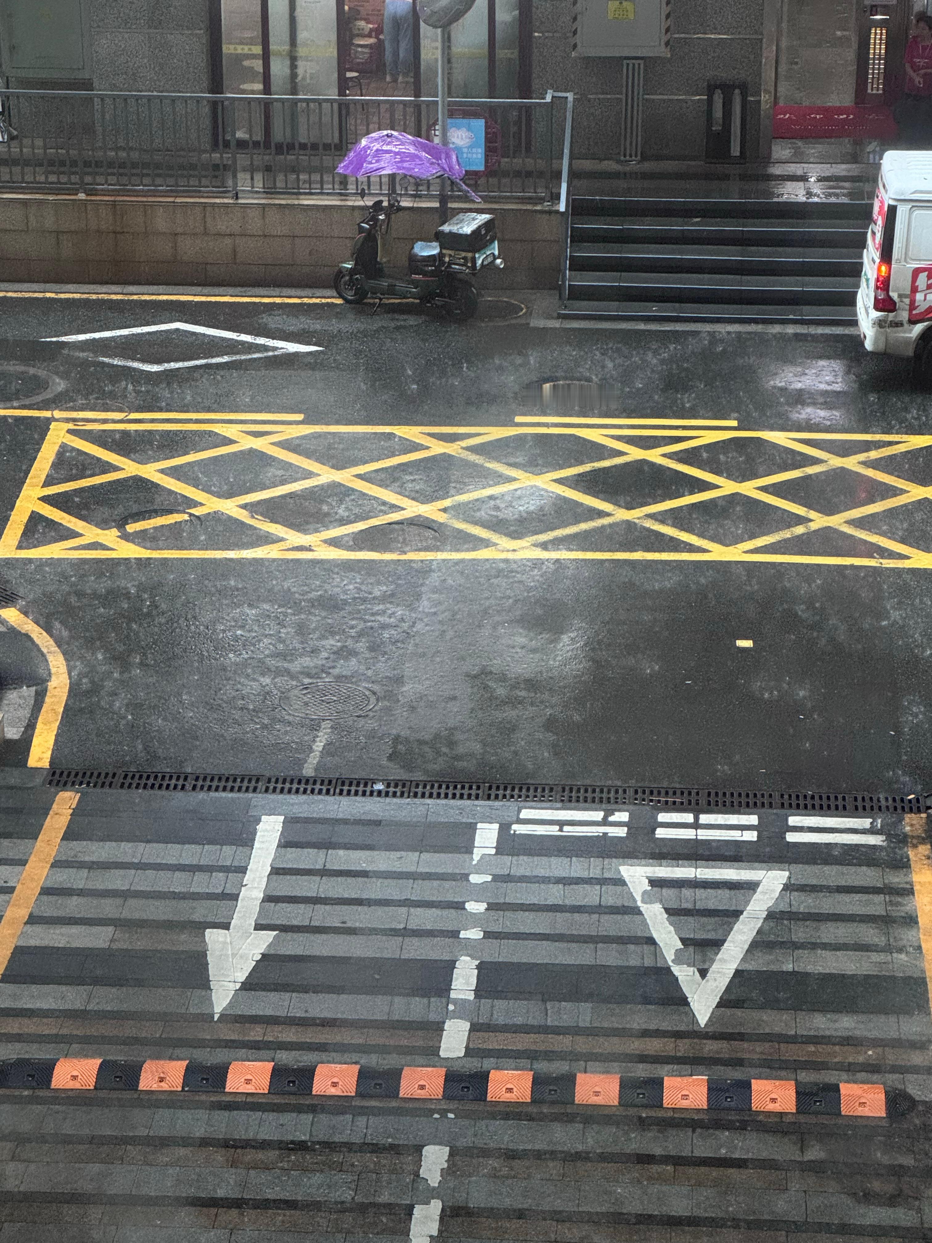 深圳暴雨这个雨下得又大又急…中午我去哪吃饭啊