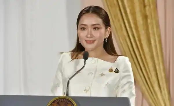 泰王终于认识到：佩通坦是王家的儿媳妇，怎么也算是自己人。越是在如今的多事之秋，越