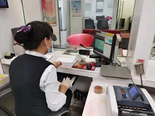 终于搞懂了为什么今年银行存款利率跌得这么狠不是银行抠门了，也不是大家不存钱，