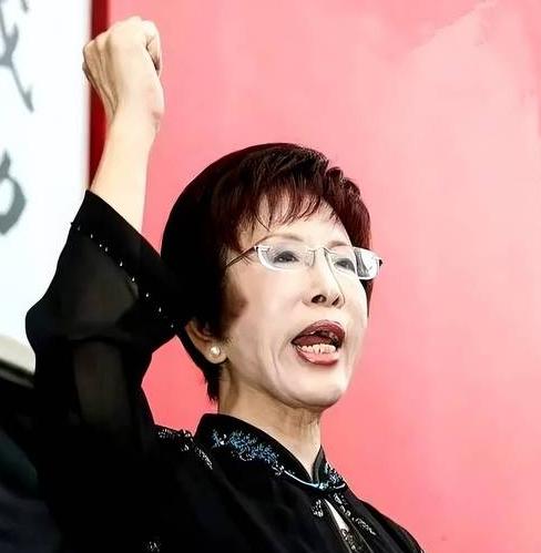 洪秀柱太圈粉！天安门与抗战老兵握手历史感直接拉满！！！天安门城楼上，洪