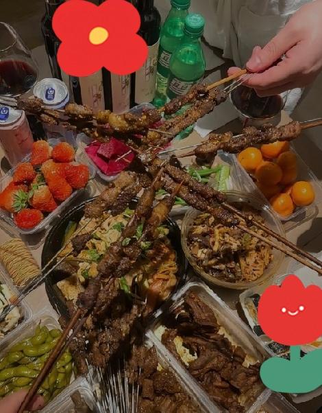 我表姐吐槽，刚才她们6个姐妹约好一起吃夜宵，本想叫几个男生热闹热闹，结果发了一圈