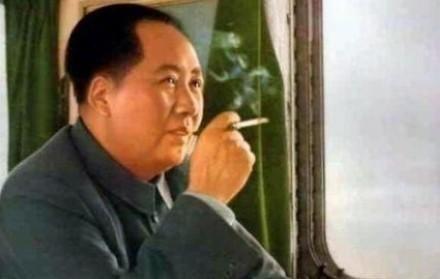 1969年的一次会议上，毛主席看了正在抽雪茄的李先念很久后，说道：先念啊，你抽这