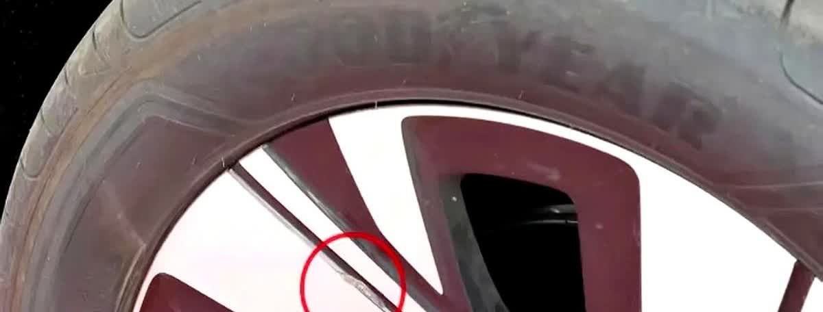 内蒙古，女子270000元买的新车，刚上完牌20分钟，4S店员工就把车撞坏了，女
