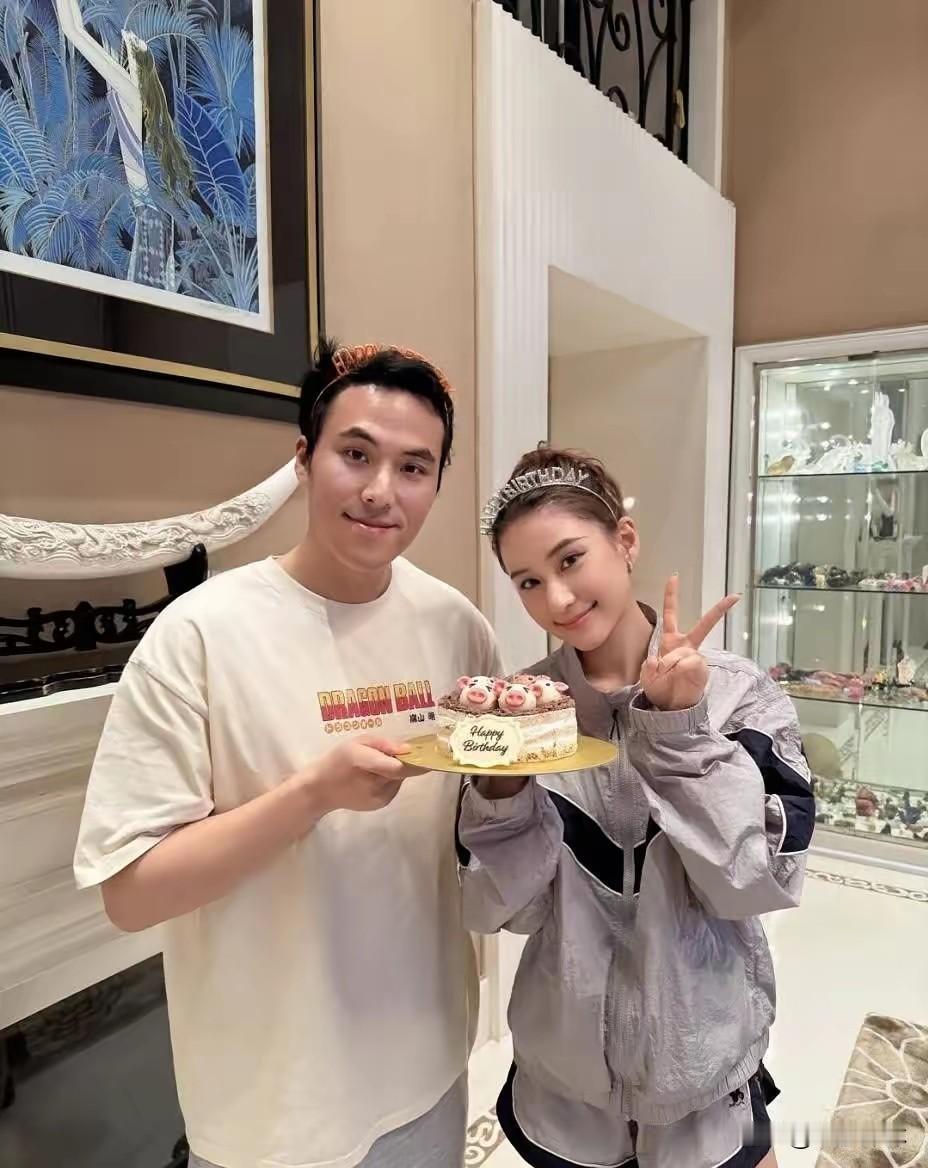 赌王三房千金何超莲迎来34岁生日，网上曝光一组全家福合照，她和龙凤胎弟弟何猷启一
