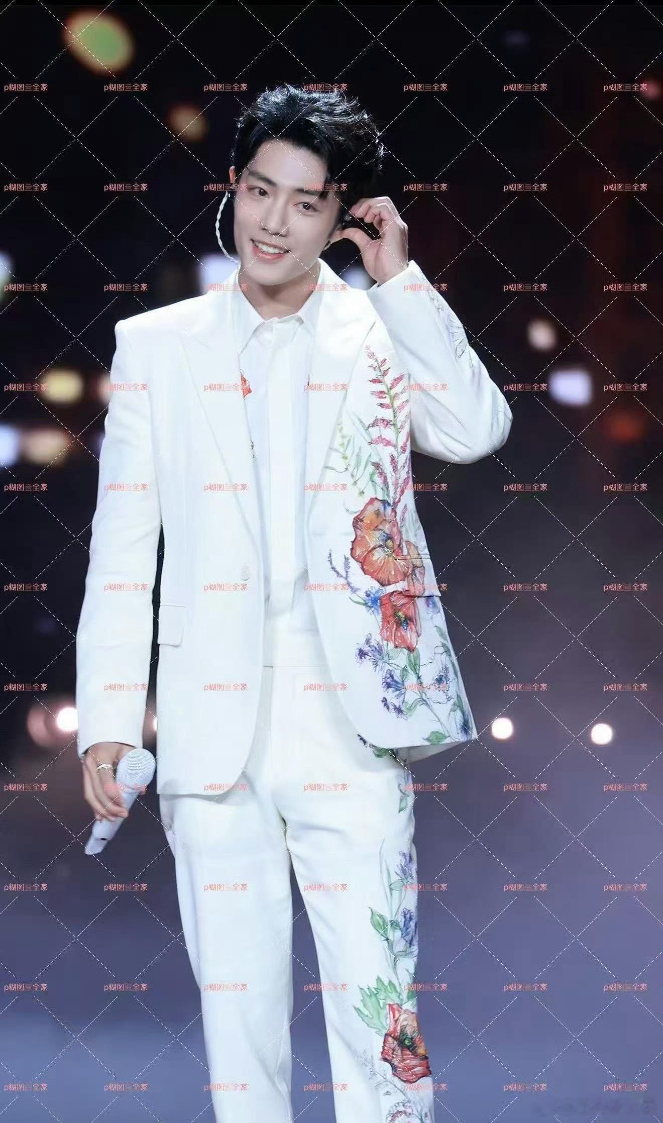 北京卫视春晚我靠！肖战北卫春晚造型！人帅衣靓帅翻天啊白马王子🤴🏻肖战已连续3