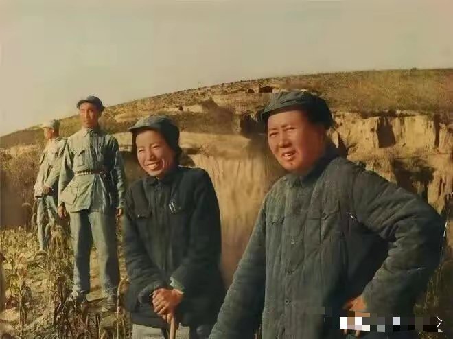 第一次看到毛主席这张照片，这张1947年转战陕北时期拍下的老照片，千沟万壑的黄土