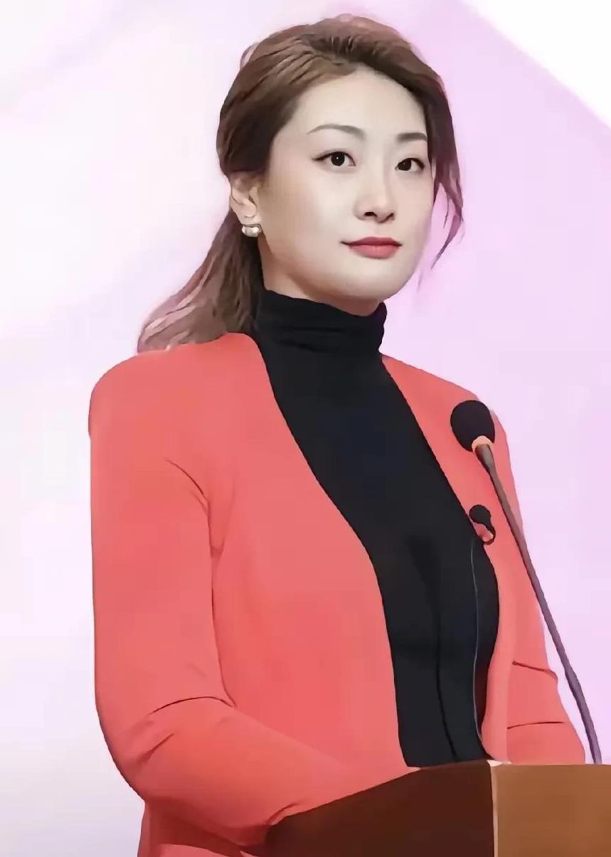 终于理解宗馥莉频繁换司机保姆和身边政要人物，她不仅警觉身边人甚至细节到冰箱里按摄