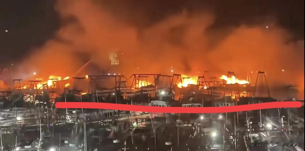 太揪心！香港火灾还没没缓过神广西侨港也突发大火，几十艘渔船烧成空壳，几十个家庭