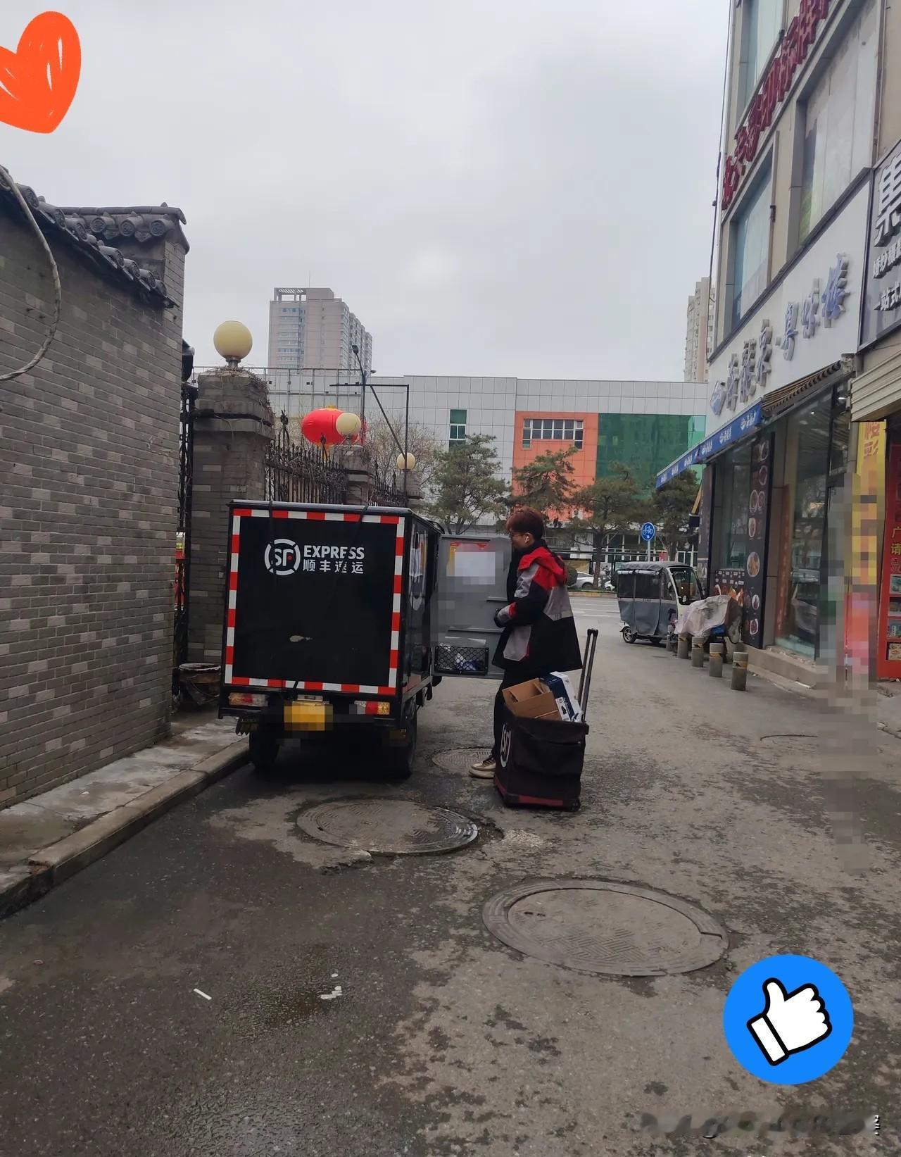 别再小瞧快递员！顺丰小哥干8年越干越开心，这才是打工人想要的稳定！小区这位大专冷