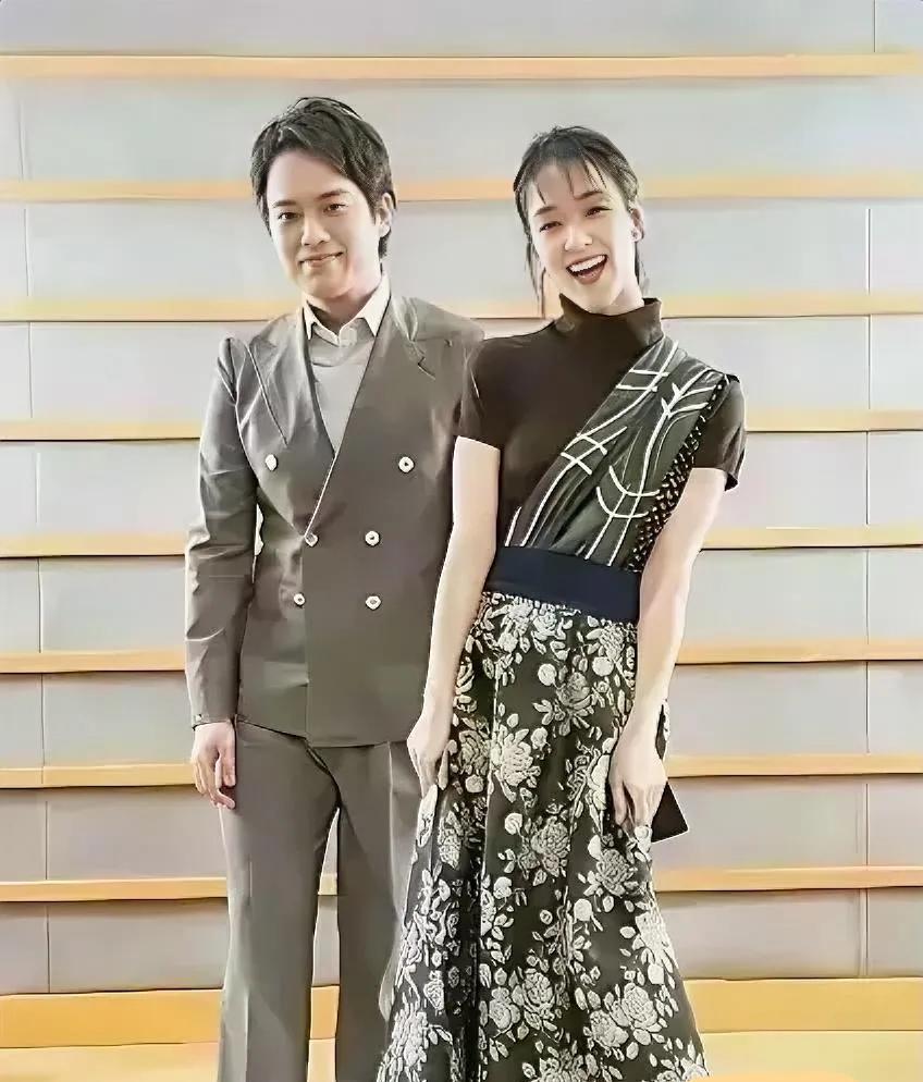 三浦贵大至今也未成婚，身边的女孩子不知和他啥关系，女孩子明显比他高。山口百惠的俩