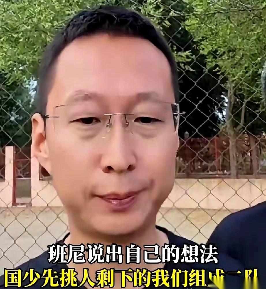 中国足球小将的助教班尼，最近直接把话筒怼到了一些人的脸上：“中国足球都这样了，我